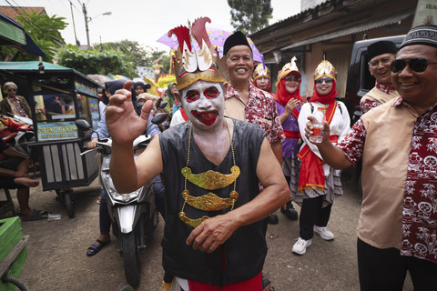 Gelaran Acara: Seorang petugas keamanan berdiri di pintu masuk Bandara Ben Gurion setelah serangan rudal yang diluncurkan dari Yaman, di Tel Aviv, Israel, Minggu (4/5/2025). Foto: Nir Elias/REUTERS