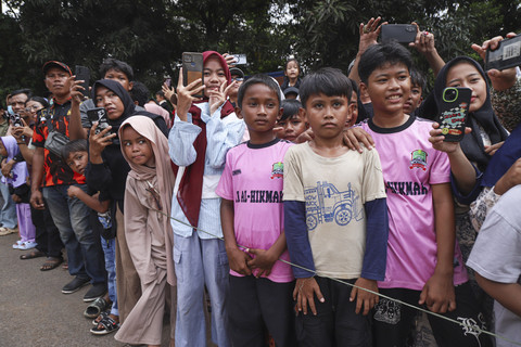 Penonton Acara: Penonton ikut meramaikan Festival Adu Bedug dan Dondang di di Stadion Mini Natrom Nursyamsu, Mustika Jaya. Foto: Iqbal Firdaus/kumparan