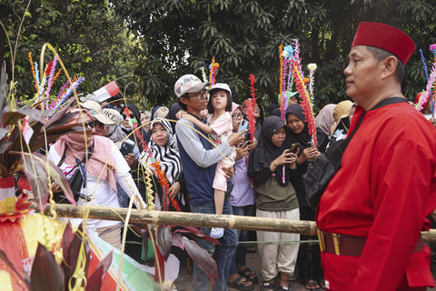 Gelaran Acara: Penonton ikut memeriahkan Festival Adu Bedug dan Dondang di di Stadion Mini Natrom Nursyamsu, Mustika Jaya. Foto: Iqbal Firdaus/kumparan
