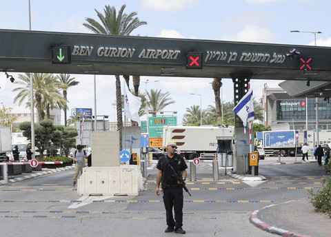 Seorang petugas keamanan berdiri di pintu masuk Bandara Ben Gurion setelah serangan rudal yang diluncurkan dari Yaman, di Tel Aviv, Israel, Minggu (4/5/2025). Foto: Nir Elias/REUTERS