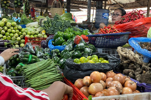 Suasana di Pasar Buah Berastagi, Kabupaten Karo, Minggu (4/5/2025). Foto: Tri Vosa/kumparan