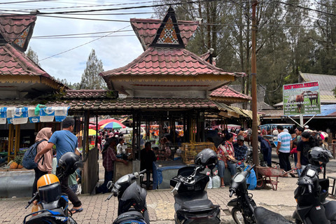 Suasana di Pasar Buah Berastagi, Kabupaten Karo, Minggu (4/5/2025). Foto: Tri Vosa/kumparan