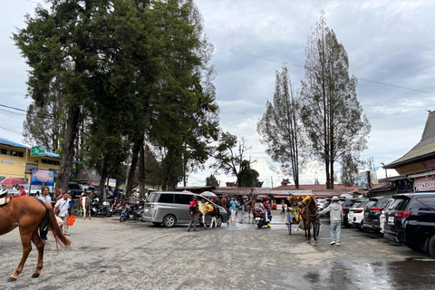 Suasana di Pasar Buah Berastagi, Kabupaten Karo, Minggu (4/5/2025). Foto: Tri Vosa/kumparan