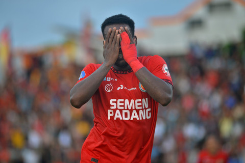 Selebrasi pemain Semen Padang FC Stewart usai mencetak gol ke gawang Madura United pada pertandingan Liga 1 di Stadion H Agus Salim Padang, Sumatera Barat, Minggu (4/5/2025). Foto: Iggoy el Fitra/ANTARA FOTO