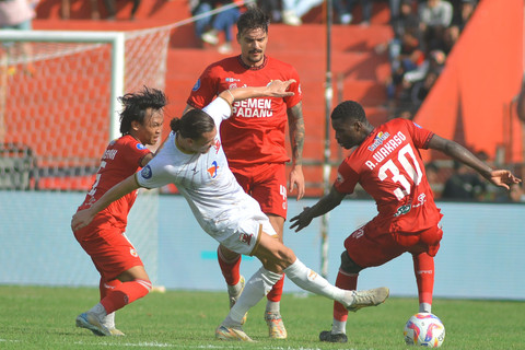 Pemain Semen Padang FC Wakaso dan Firman Juliansyah berebut bola dengan pemain Madura United Wehrmann pada pertandingan Liga 1 di Stadion H Agus Salim Padang, Sumatera Barat, Minggu (4/5/2025). Foto: Iggoy el Fitra/ANTARA FOTO