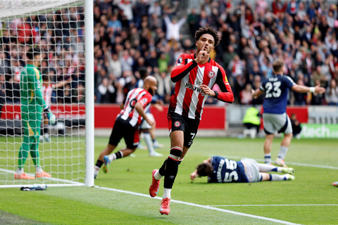 Selebrasi pemain Brentford Kevin Schade usai mencetak gol ke gawang Manchester United pada pertandingan Liga Inggris di Stadion Komunitas GTech, London, Inggris, Minggu (4/5/2025). Foto: Peter Cziborra/REUTERS