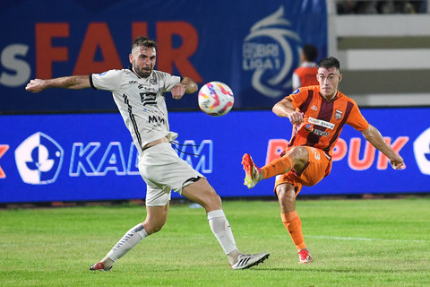 Pemain Borneo FC Mariano Peralta menendang bola ke arah gawang Persija Jakarta pada pertandingan Liga 1 di Stadion Segiri, Samarinda, Kalimantan Timur, Minggu (4/5/2025). Foto: M Risyal Hidayat/ANTARA FOTO