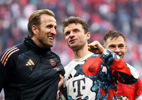 Harry Kane, Thomas Mueller, dan Joshua Kimmich bersama skuad Bayern Muenchen di musim 2024/25. Foto: REUTERS/Lisi Niesner