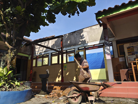 Atap ruang kelas 6 SDN Kledokan, Caturtunggal, Kapanewon Depok, Kabupaten Sleman runtuh, Senin (5/5/2025). Foto: Arfiansyah Panji Purnandaru/kumparan