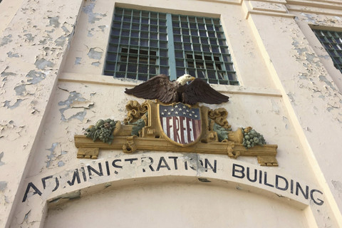 Cat mengelupas dari dinding bekas Penjara Federal Alcatraz di Pulau Alcatraz dekat San Francisco (10/9/2017). Foto: Michael R. Sisak/AP