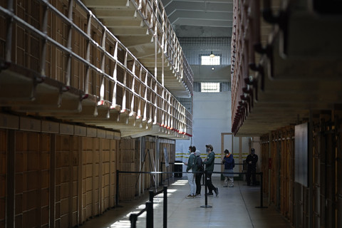 Orang-orang mengunjungi sel tahanan utama di Pulau Alcatraz di San Francisco (15/3/2021). Foto: Eric Risberg/AP Photo