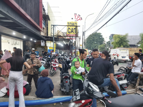 Warga mendatangi cabang e-World Kota Bekasi di Jalan Ir. H. Juanda, samping stasiun Bekasi Timur, Minggu (4/5/2025). Foto: kumparan
