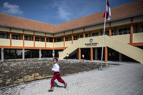 Seorang siswa berlari di halaman SD Negeri Bendono 1, Sayung, Kabupaten Demak, Jawa Tengah, Senin (5/5/2025). Foto: Aprillio Akbar/ANTARA FOTO