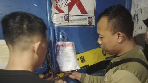 Satpol PP Surabaya menyegel gudang Sentoso Seal. Foto: Pemkot Surabaya