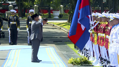 Upacara penyambutan Presiden Senat Kerajaan Kamboja Hun Sen oleh Presiden RI Prabowo Subianto di Istana Merdeka, Senin (5/5/2025). Foto: YouTube/ TVR Parlemen