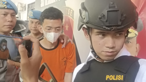 Reyhan (19) pelaku begal-bacok di Jalan Buah Batu Bandung, dihadirkan saat konferensi pers di Mapolrestabes Bandung, Senin (5/5/2025). Foto: Robby Bouceu/kumparan