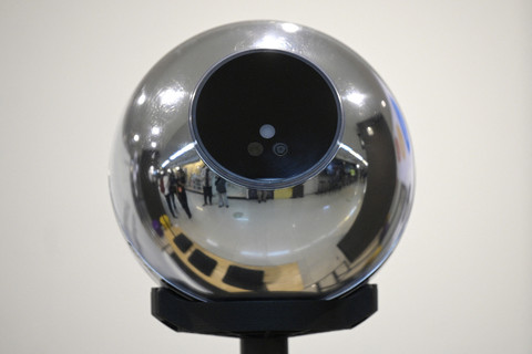 Pemandangan bola mata, perangkat pemindai data biometrik yang digunakan untuk memindai iris mata orang-orang dengan imbalan mata uang kripto Worldcoin, diambil di Buenos Aires (22/3/2024). Foto: Juan Mabromata/AFP