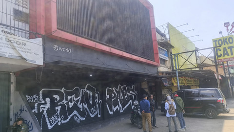 Penampakan ruko tempat Worldcoin yang sempat beroperasi, kini tertutup rapat tak ada aktivitas, Bekasi Timur, Senin (5/5/2025). Foto: Thomas Bosco/kumparan
