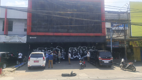 Penampakan ruko tempat Worldcoin yang sempat beroperasi, kini tertutup rapat tak ada aktivitas, Bekasi Timur, Senin (5/5/2025). Foto: Thomas Bosco/kumparan