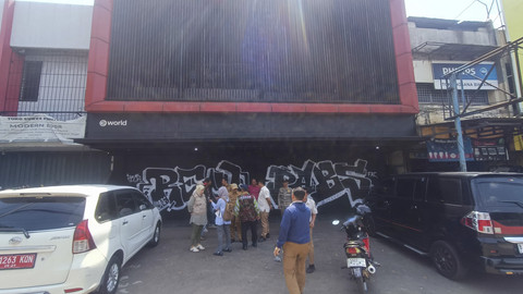 Penampakan ruko tempat Worldcoin yang sempat beroperasi, kini tertutup rapat tak ada aktivitas, Bekasi Timur, Senin (5/5/2025). Foto: Thomas Bosco/kumparan