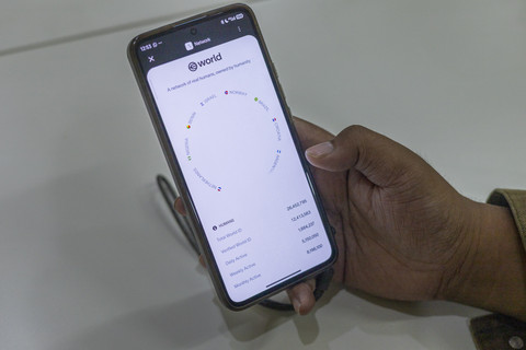 Penampakan aplikasi World. Foto: Syawal Febrian Darisman/kumparan