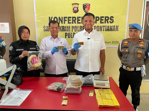 Kasat Reskrim Polresta Pontianak, AKP Wawan Darmawan sedang menunjukan barang bukti berupa emas kepingan dan barang bukti lainnya. Foto: Rabiansyah/Hi!Pontianak