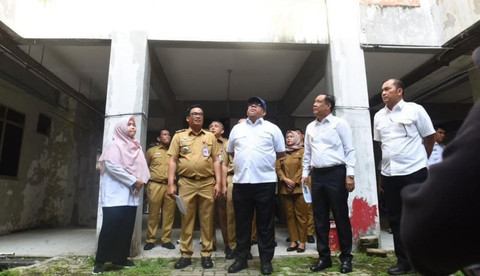 Wamen PUPR RI Fahri Hamzah bersama Wakil Gubernur Sumsel Cik Ujang saat meninjau Rusun Srijaya Palembang yang mangkrak selama 15 tahun. Foto : Diskominfo Sumsel