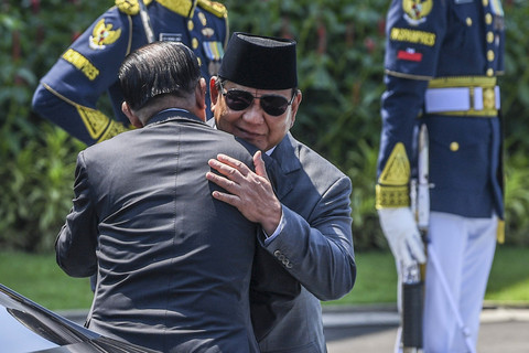 Presiden Prabowo Subianto (kanan) memeluk Presiden Senat Kerajaan Kamboja Samdech Akka Moha Sena Padei Techo Hun Sen (kiri) saat tiba untuk kunjungan kehormatan di kompleks Istana Kepresidenan, Jakarta, Senin (5/5/2025). Foto: Galih Pradipta/ANTARA FOTO