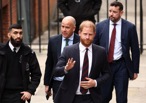 Pangeran Harry, Duke of Sussex, melambaikan tangan saat tiba di Royal Courts of Justice, Pengadilan Tinggi Inggris, di pusat kota London, pada 8 April 2025 untuk menghadiri sidang banding hari kedua atas pencabutan fasilitas keamanan untuk dirinya. Foto: HENRY NICHOLLS / AFP
