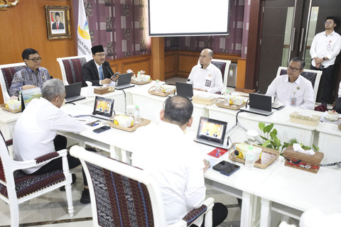 BPK menyerahkan Laporan Hasil Pemeriksaan (LHP) Kepatuhan dan Kinerja oleh Anggota III BPK RI, Akhsanul Khaq, kepada Mensos Saifullah Yusuf (Gus Ipul) di Gedung Kemensos, Jakarta, Senin (5/5/2025). Foto: Kemensos RI