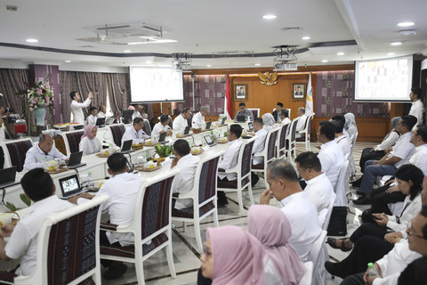 BPK menyerahkan Laporan Hasil Pemeriksaan (LHP) Kepatuhan dan Kinerja oleh Anggota III BPK RI, Akhsanul Khaq, kepada Mensos Saifullah Yusuf (Gus Ipul) di Gedung Kemensos, Jakarta, Senin (5/5/2025). Foto: Kemensos RI