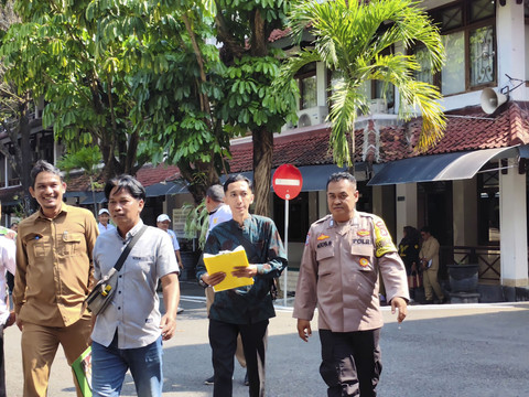 Bryan Manov Qrisna Huri (35) warga Tamantirto, Kapanewon Kasihan, Kabupaten Bantul, korban mafia tanah saat di Pemkab Bantul, Senin (5/5/2025). Foto: Arfiansyah Panji Purnandaru/kumparan