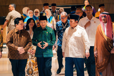 Presiden Prabowo Subianto (ketiga dari kanan), Menteri BUMN Erick Thohir (kiri), dan Menteri Agama Nasaruddin Umar (ketiga dari kiri) pada peresmian fasilitas Terminal Khusus Haji dan Umrah 2F di Bandara Soekarno-Hatta, Tangerang pada Minggu (4/5). Foto: Dok. InJourney