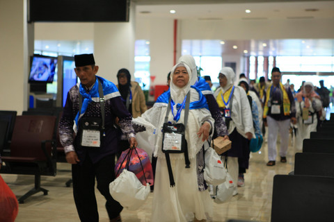 Jemaah haji saat memasuki fasilitas Terminal Khusus Haji dan Umrah 2F di Bandara Soekarno-Hatta, Tangerang pada Minggu (4/5). Foto: Dok. InJourney