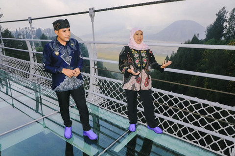 Gubernur Jatim Khofifah Indar Parawansa (kanan) saat mengunjungi Jembatan Kaca Seruni Point di kawasan Taman Nasional Bromo Tengger Semeru (TNBTS), Kabupaten Probolinggo. Foto: ANTARA/HO-Biro Adpim Jatim