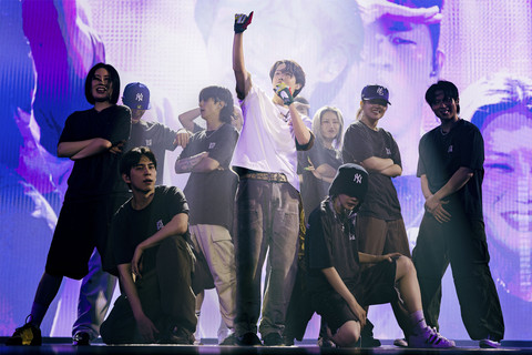 Penampilan J-Hope BTS saat menggelar konser solo 'Hope on The The Stage in Jakarta' selama dua hari, Sabtu dan Minggu (3-4 Mei) di Indonesia Arena, GBK. Foto: Dok. BIGHIT MUSIC