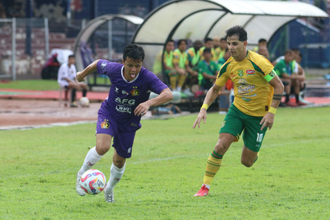 Pemain Persik Kediri Krisna Bayu Otto Kartika berusaha melewati pemain Persebaya Surabaya Bruno Mareira pada pertandingan Liga 1 di Stadion Brawijaya, Kota Kediri, Jawa Timur, Senin (5/5/2025). Foto: Prasetia Fauzani/ANTARA FOTO