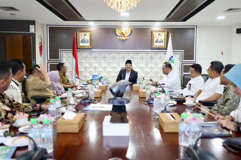 Mensos Saifullah Yusuf (Gus Ipul) memberikan arahan tentang Sekolah Rakyat kepada sejumlah kepala daerah di kantor Kemensos, Jakarta, Senin (5/5/2025). Foto: Kemensos RI