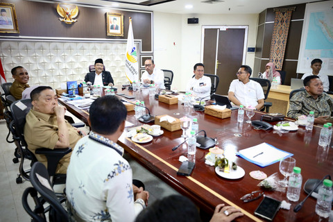 Mensos Saifullah Yusuf (Gus Ipul) memberikan arahan tentang Sekolah Rakyat kepada sejumlah kepala daerah di kantor Kemensos, Jakarta, Senin (5/5/2025). Foto: Kemensos RI