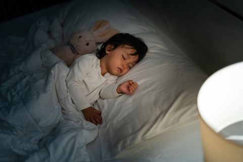 Ilustrasi anak tidur di lampu redup.  Foto: Shutterstock