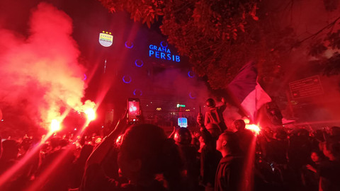 Suasana euforia Bobotoh usai Persib dipastikan juara Liga 1 di depan Graha Persib, Jalan Sulanjana, Bandung, Senin (5/5/2025). Foto: Robby Bouceu/kumparan