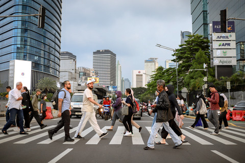 Pekerja melintasi pelican crossing saat jam pulang kerja di Kawasan Jalan Jendral Sudirman, Jakarta, Senin (5/5/2025). Foto: Jamal Ramadhan/kumparan