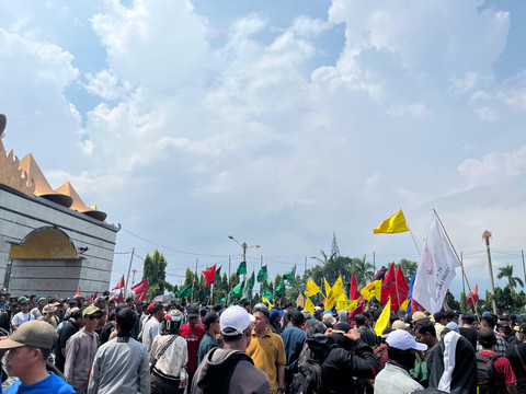 Ratusan massa aksi yang terdiri dari petani, mahasiswa dan sejumlah OKP menggelar unjuk rasa di depan gerbang Komplek Kantor Pemerintah Provinsi Lampung. | Foto: Eka Febriani/Lampung Geh
