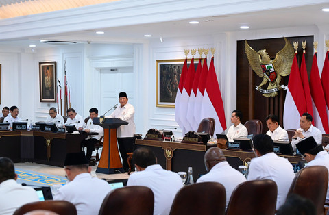 Presiden Prabowo Subianto memberikan pengantar saat memimpin Sidang Kabinet Paripurna di Kantor Presiden, Jakarta, Senin (5/5/2025). Foto: Kemensos RI