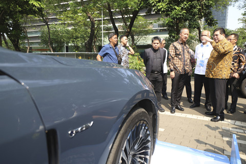 Menteri Perindustrian Agus Gumiwang meminjau mobil yang dipamerkan saat menghadiri kumparan New Energy Vehicle Summit 2025 di MGP Space, SCBD Park, Jakarta, Selasa (6/5/2025). Foto: Iqbal Firdaus/kumparan