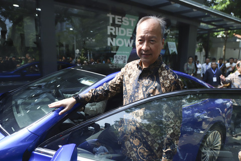 Menteri Perindustrian Agus Gumiwang mencoba salah satu kendaraan saat menghadiri kumparan New Energy Vehicle Summit 2025 di MGP Space, SCBD Park, Jakarta, Selasa (6/5/2025). Foto: Iqbal Firdaus/kumparan