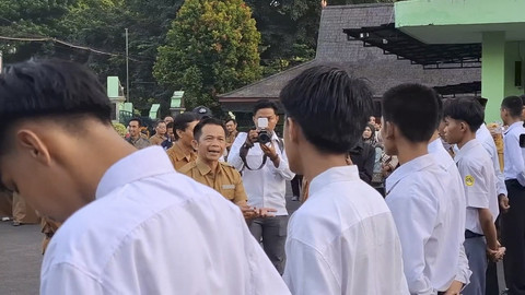 Sebanyak 29 siswa tingkat SMA/SMK sederajat dari Kabupaten Purwakarta diberangkatkan ke barak militer Rindam III/Siliwangi di Kota Bandung. Foto: kumparan