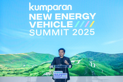 Pemimpin Redaksi Arifin Asydhad memberikan sambutan pada kumparan New Energy Vehicle Summit 2025 di MGP Space, SCBD Park, Jakarta, Selasa (6/5/2025). Foto: Syawal Febrian Darisman/kumparan