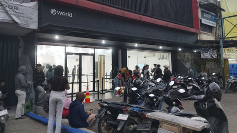 Suasana kantor WorldCoin yang telah ditutup di Bekasi, Jawa Barat, Minggu (4/5/2025). Foto: kumparan