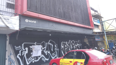 Suasana kantor WorldCoin yang telah ditutup di Bekasi, Jawa Barat, Minggu (4/5/2025). Foto: kumparan